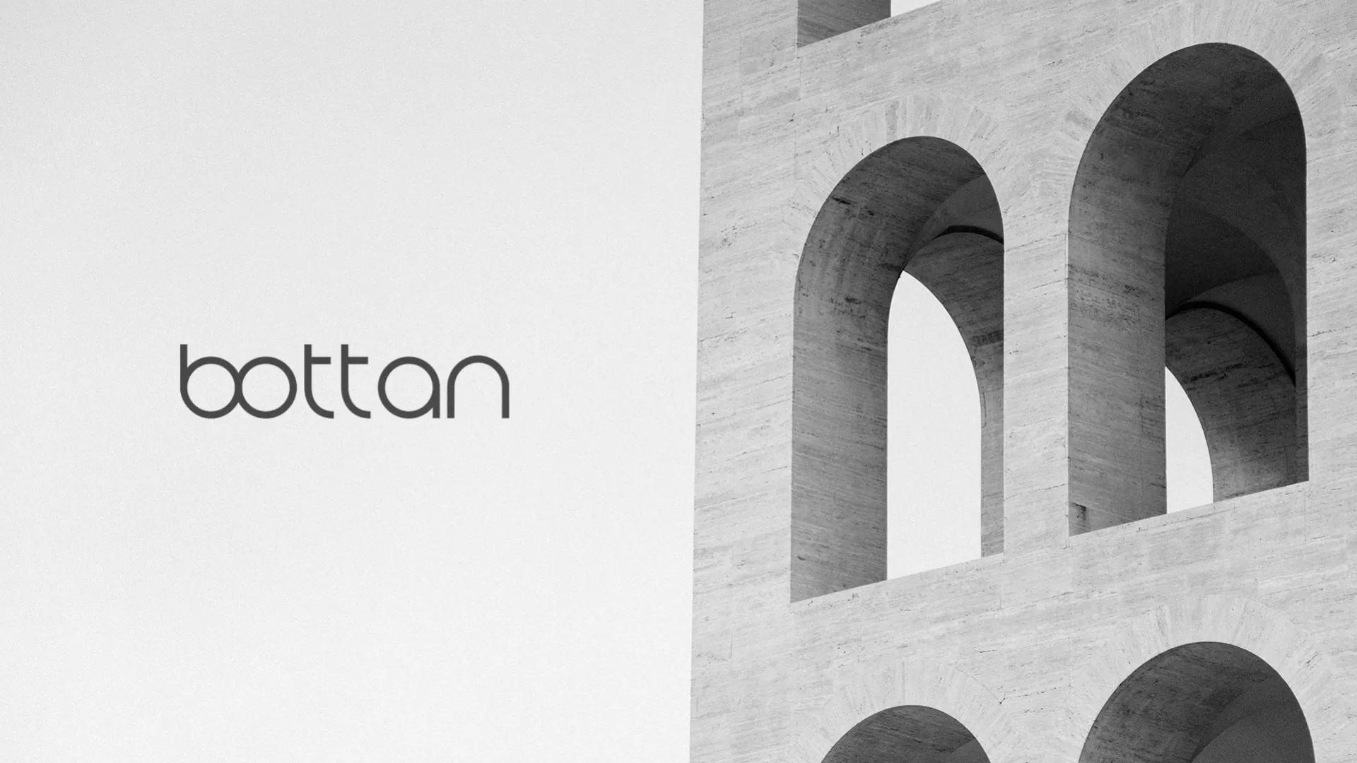 Logotipo ao lado de arcos arquitetônicos