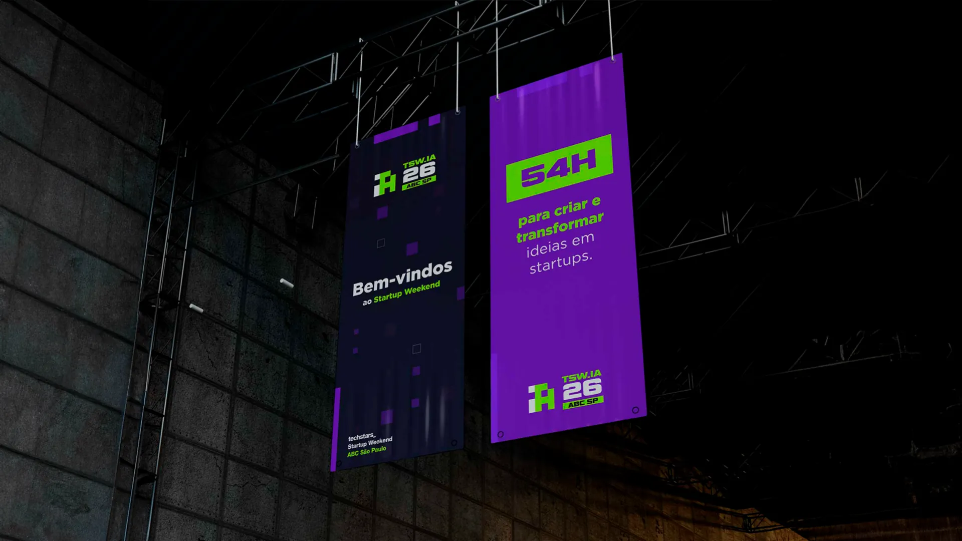 Banners suspensos no espaço do evento