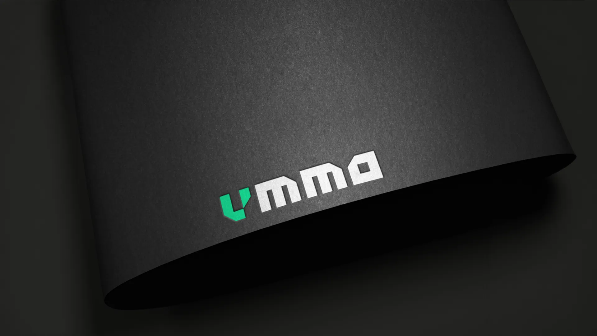 Logotipo aplicado em papel escuro